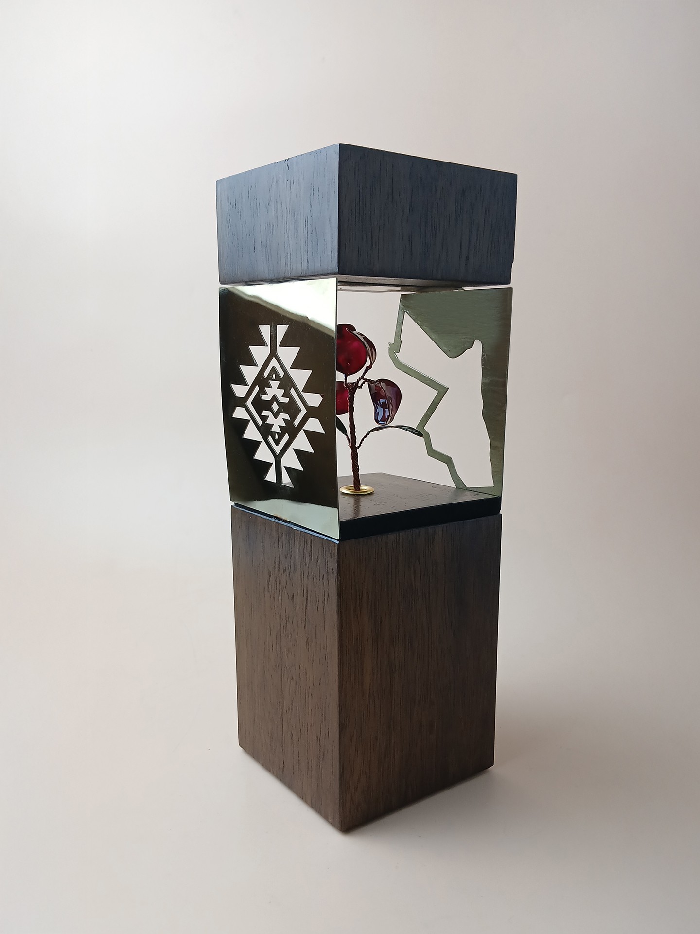 MC426 - Roots of Jordan Trophy " Black Iris "