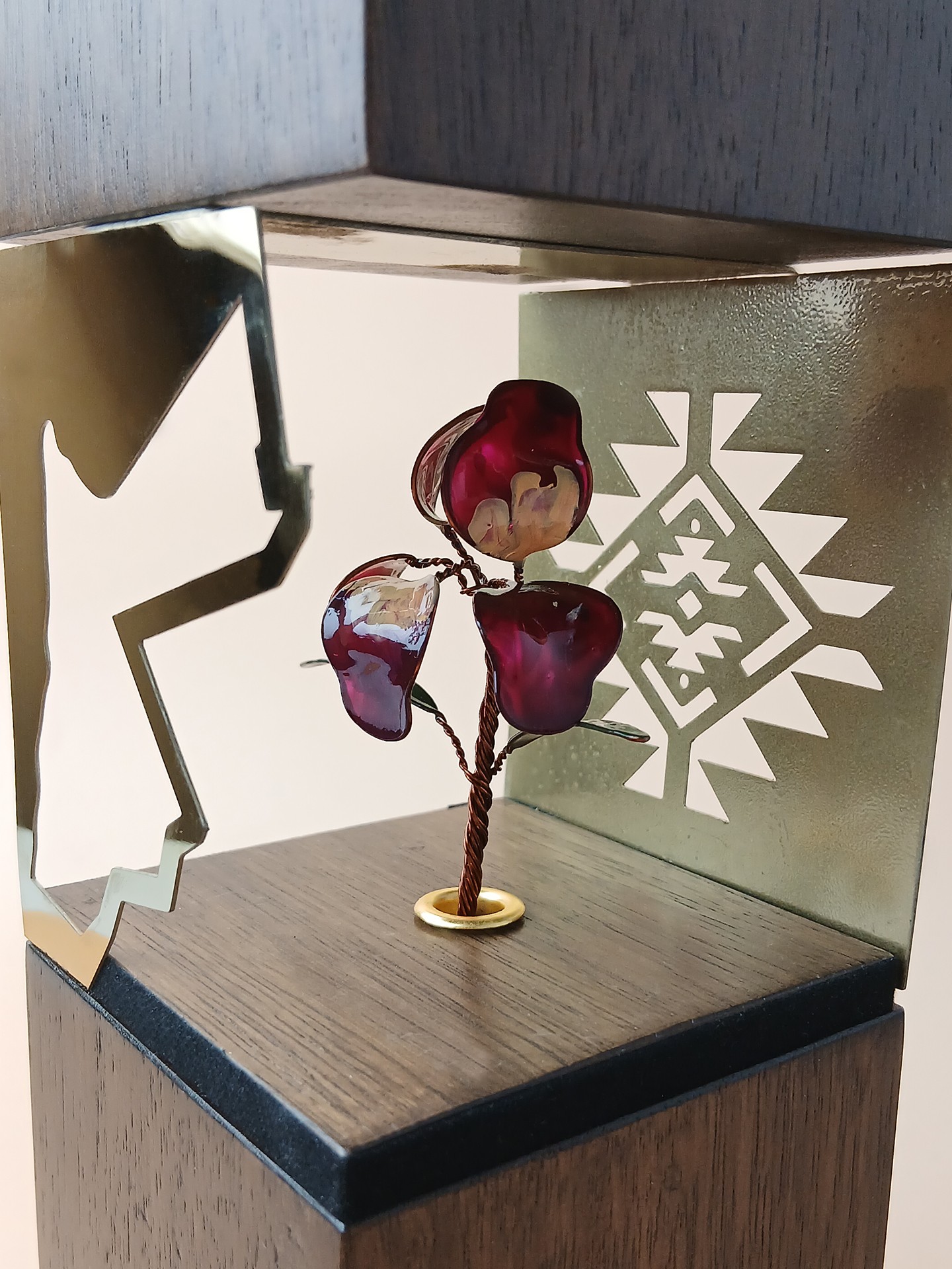 MC426 - Roots of Jordan Trophy " Black Iris "